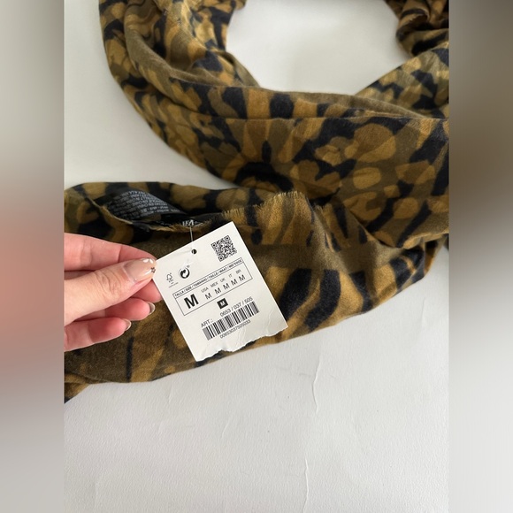 Animal print scarf large soft scarf, size M new with tags - Picture 7 of 9